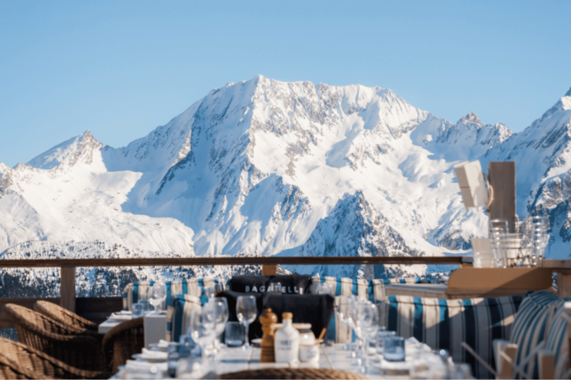 Terrasse de restaurant face aux montagnes à Courchevel