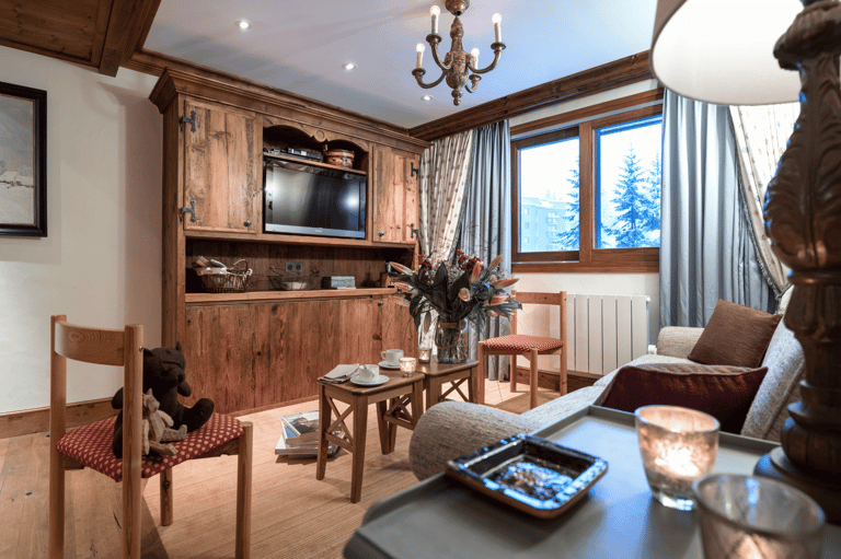 Sitting area of the Jardin Alpin Studio with a snowy view, Courchevel 1850